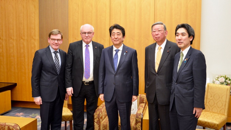 von links: Johann David Wadephul; Volker Kauder; Premierminister Shinzo Abe; Jiro Kawasaki, Minoru Kiuchi