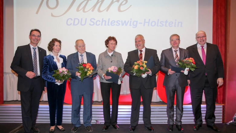 Der CDU-Landesvorsitzende Ingbert Liebing, MdB (links), Margot Stoltenberg (2.v.l.) und Kanzleramtsminister Peter Altmeier (rechts) mit den Geehrten, unter ihnen Karl-Arthur Jäger-Volk (3.v.l.).
