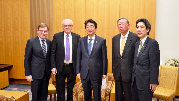von links: Johann David Wadephul; Volker Kauder; Premierminister Shinzo Abe; Jiro Kawasaki, Minoru Kiuchi