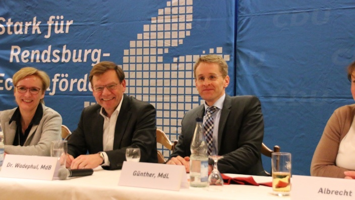 Johann Wadephul gratuliert den Kandidaten für die Landtagswahl 2017