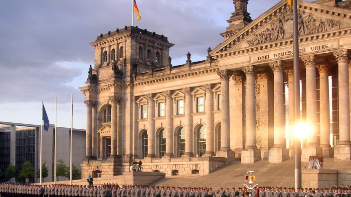 Feierliches Gelöbnis vor dem Reichstag